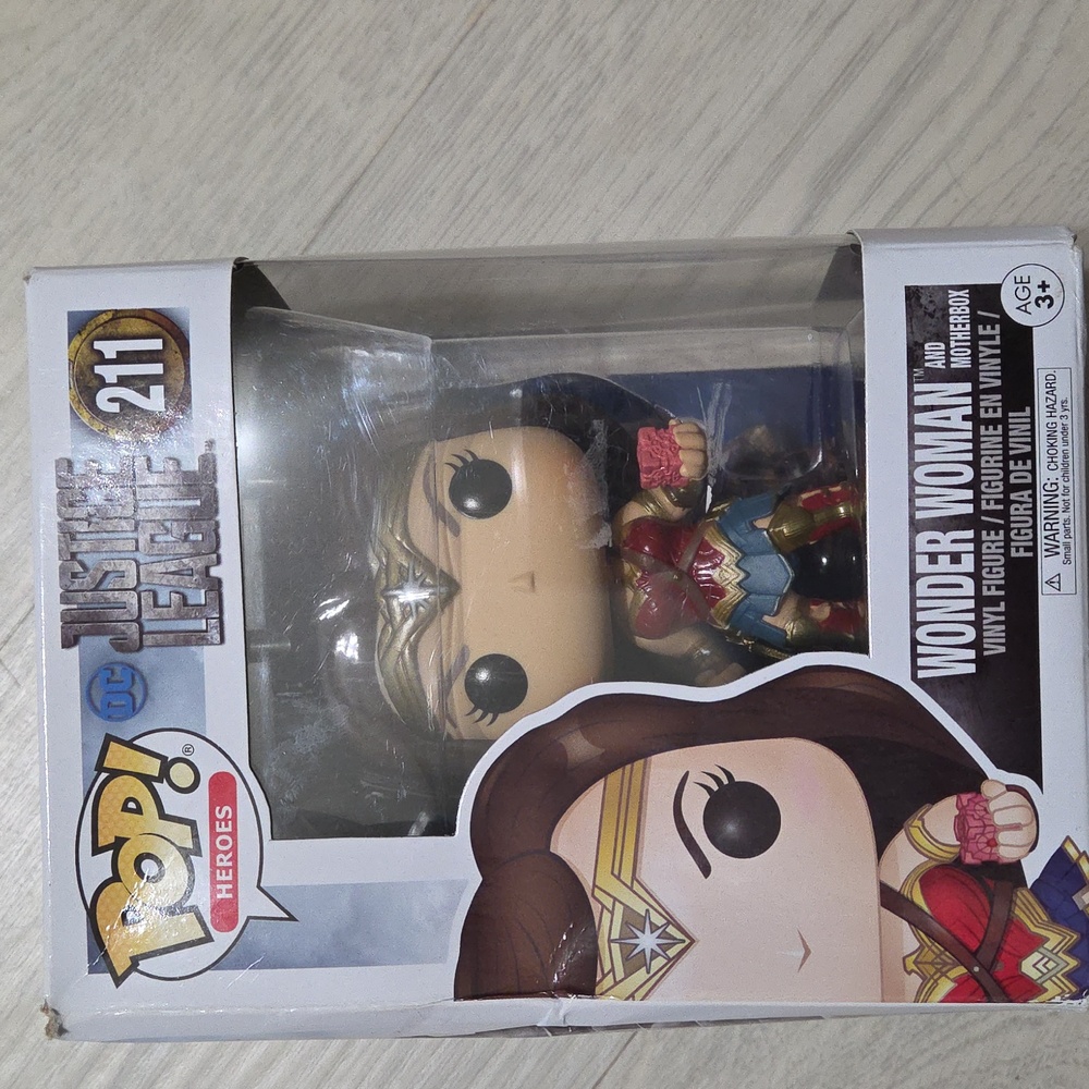 Funko POP EXCLUSIVE Wonder Woman w/ Mother Box #211 Justice League Vinyl Figure